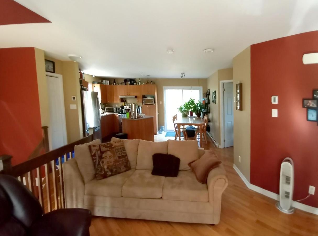 Guests Room For Rent / Chambre Prive Dans Maison Partager Maria Екстериор снимка